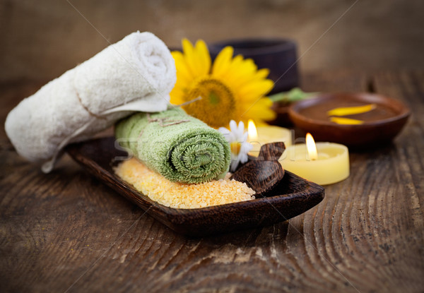 [[stock_photo]]: Spa · bien-être · naturelles · bougies · serviette