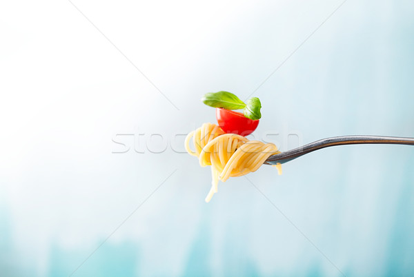 Paste ulei de măsline preparate din bucataria italiana furculiţă usturoi busuioc Imagine de stoc © mythja