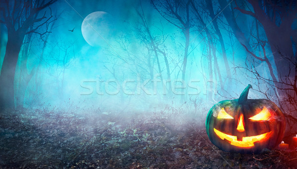 Halloween pădure luna plina masa de lemn peisaj Imagine de stoc © mythja