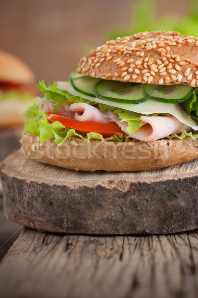 Foto stock: Delicioso · sanduíche · presunto · queijo · salame · legumes