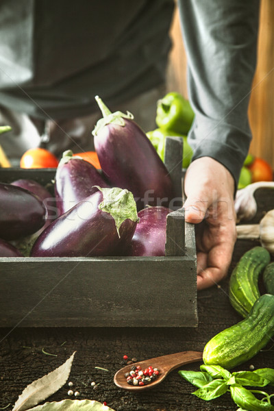 [[stock_photo]]: Agriculteur · aubergine · organique · légumes · mains