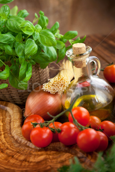Proaspăt ingrediente preparate din bucataria italiana paste roşii busuioc Imagine de stoc © mythja