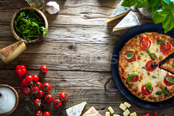 Pizza ahşap malzemeler peynir domates fesleğen Stok fotoğraf © mythja