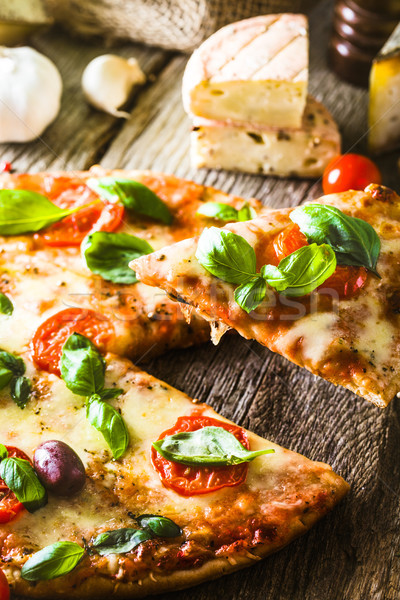 Stock foto: Pizza · Holz · Zutaten · Käse · Tomaten