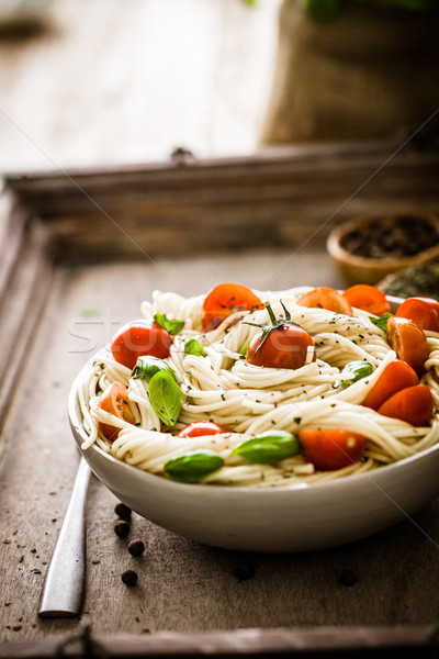 商業照片: 麵食 · 橄欖油 · 意大利美食 · 大蒜 · 羅勒 · 蕃茄