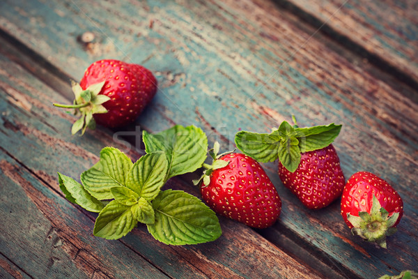 [[stock_photo]]: Fraîches · fraise · fruits · alimentaire · menthe · bois