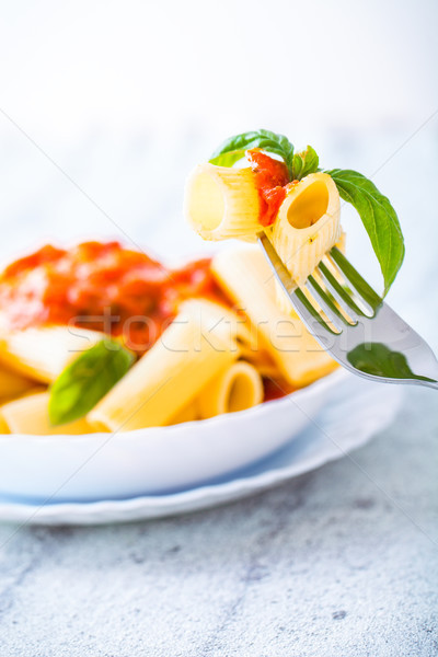 Macarrão molho de tomate manjericão garfo comida italiana cozinha mediterrânea Foto stock © mythja