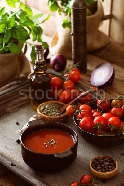 Supa de rosii făcut în casă roşii ierburi condimente confort Imagine de stoc © mythja