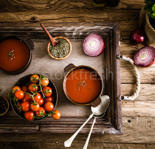 Supa de rosii lemn făcut în casă roşii ierburi condimente Imagine de stoc © mythja