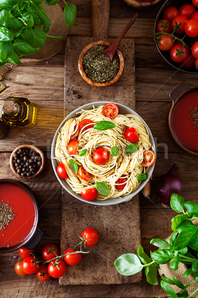 ストックフォト: パスタ · トマトスープ · イタリア料理 · オリーブオイル · ニンニク · バジル