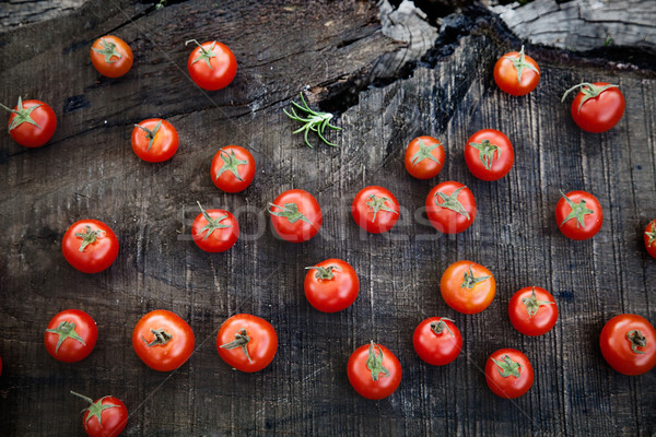 Foto stock: Fresco · tomates · legumes · frescos · tomates · cereja · alecrim · madeira
