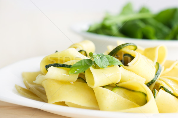 Vegetáriánus tészta tagliatelle cukkini fokhagyma olívaolaj Stock fotó © mythja