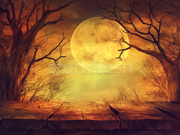 Imagine de stoc: Pădure · luna · plina · masa · de · lemn · halloween · copac