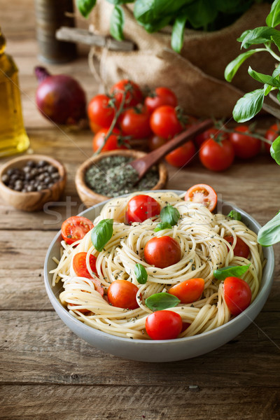 商業照片: 麵食 · 橄欖油 · 意大利美食 · 大蒜 · 羅勒 · 蕃茄