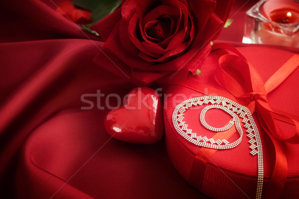Sevgililer günü sunmak kırmızı yay lüks güzel Stok fotoğraf © mythja