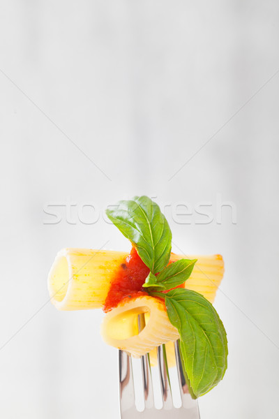 Makaronu sos pomidorowy bazylia widelec włoskie jedzenie kuchnia śródziemnomorska Zdjęcia stock © mythja