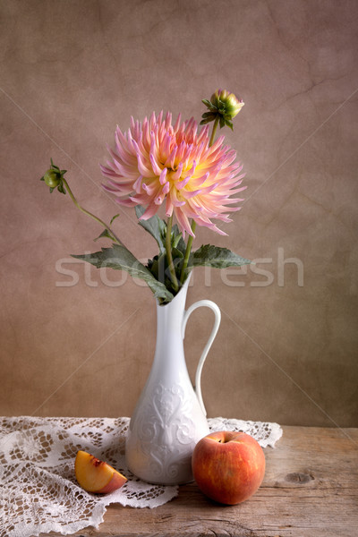 Still-Leben Dahlie Blumen Vase Pfirsich Obst Stock foto © nailiaschwarz