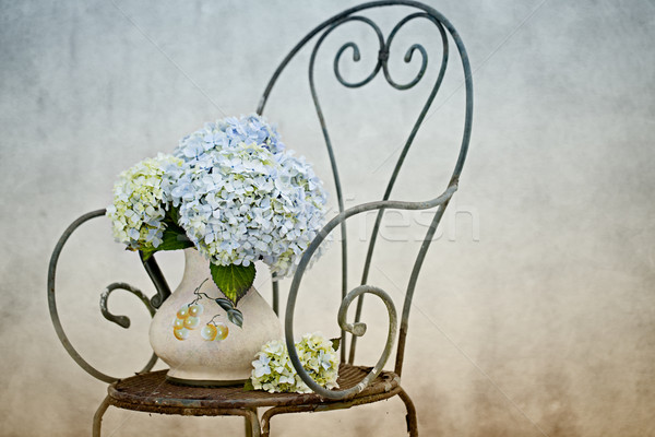 Bloemen stilleven oude vaas retro stoel Stockfoto © nailiaschwarz