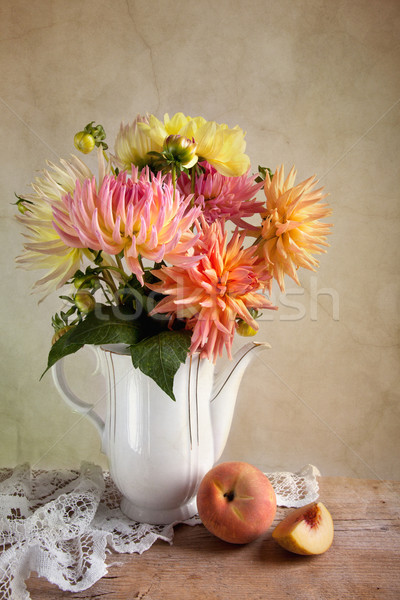 Still-Leben Dahlie Blumen Vase Pfirsich Obst Stock foto © nailiaschwarz