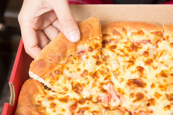 Hand extra kaas pizza schaal voorraad Stockfoto © nalinratphi
