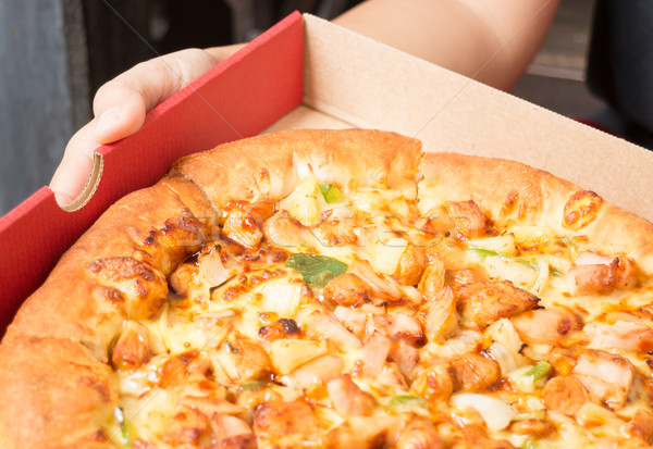 Hand extra kaas pizza schaal voorraad Stockfoto © nalinratphi