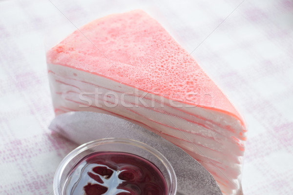 Közelkép rózsaszín crepe torta áfonya mártás Stock fotó © nalinratphi