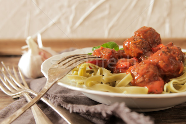 Albóndigas salsa de tomate tagliatelle albahaca carne Foto stock © Naltik