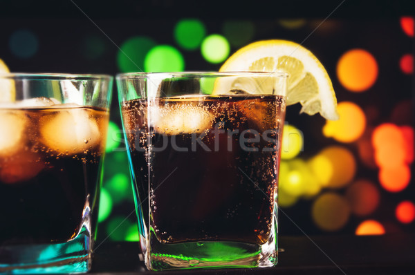 Foto stock: Uísque · coquetel · limão · brilhante · bar · madeira