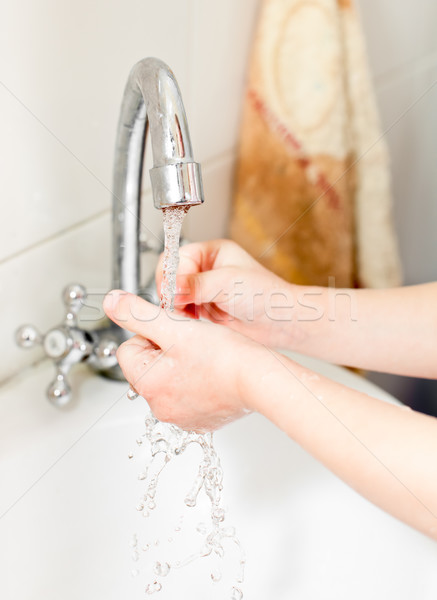 Dziewczynka mycia ręce łazienka płytki skupić Zdjęcia stock © naumoid