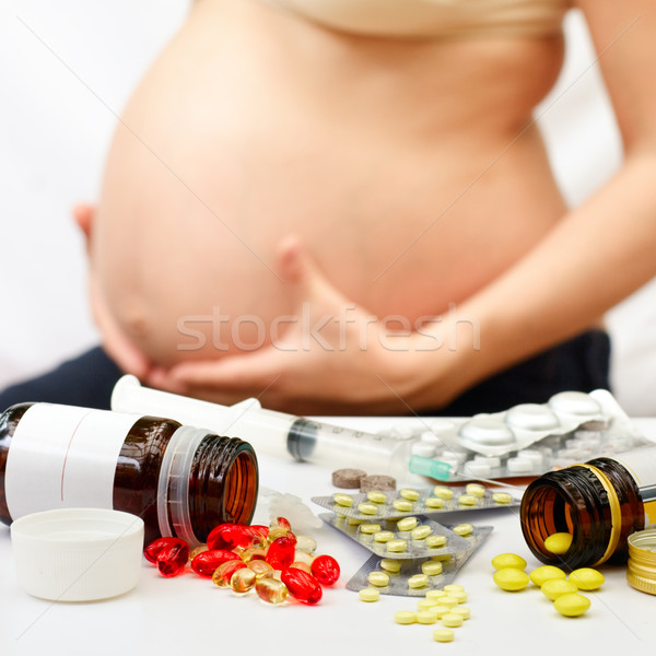 Sarcină galben roşu pastile sticle femeie gravida Imagine de stoc © naumoid