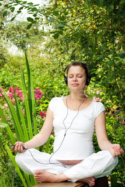 Ontspannen tuin jonge zwangere vrouw zomer muziek Stockfoto © naumoid