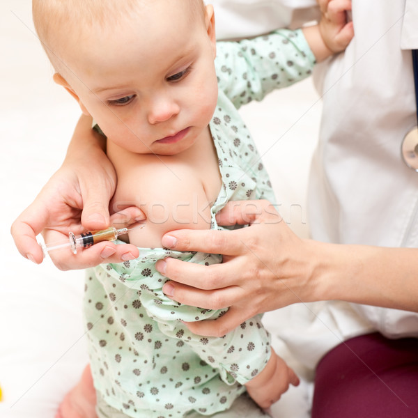 Pequeno bebê injeção médico criança braço Foto stock © naumoid
