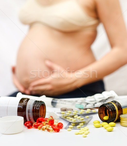 Foto stock: Gravidez · medicina · amarelo · vermelho · pílulas · garrafas