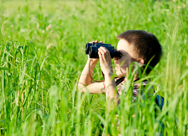 Dziecko młody chłopak dziedzinie patrząc lornetki trawy Zdjęcia stock © naumoid