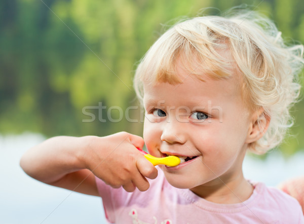 Szőke nő lány fogmosás portré aranyos kislány Stock fotó © naumoid
