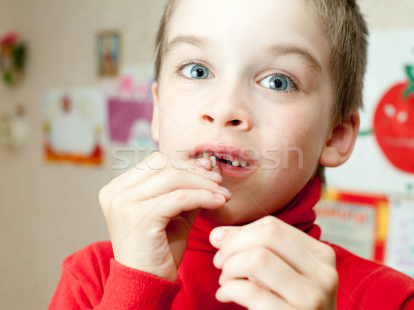 Fiú tart hiányzó fogak elveszett lombhullató Stock fotó © naumoid