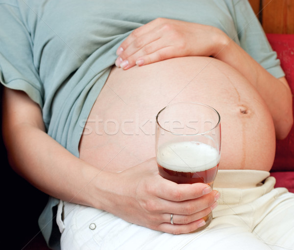 Zararlı bağımlılık genç hamile kadın cam Stok fotoğraf © naumoid