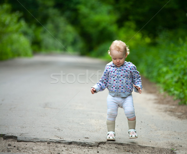 Lépés kicsi kislány kátyú sekély mélységélesség Stock fotó © naumoid