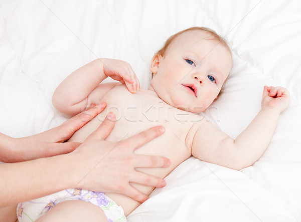 Baby massage moeder kind ondiep Stockfoto © naumoid