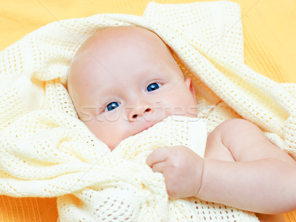 Sete mês menina jogar cobertor Foto stock © naumoid