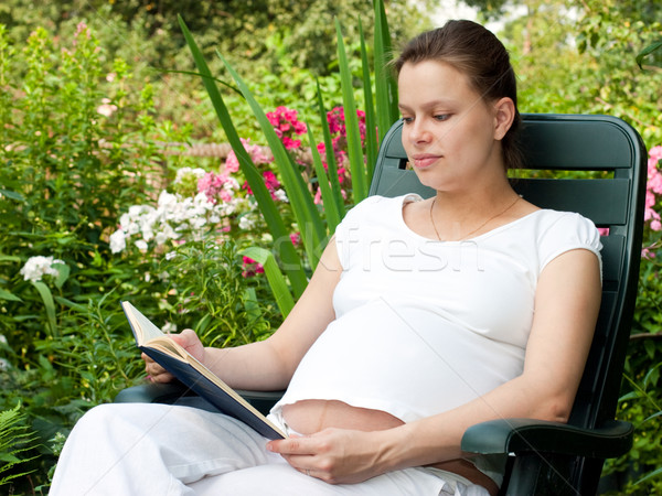 Lezing boek jonge zwangere vrouw zomer tuin Stockfoto © naumoid