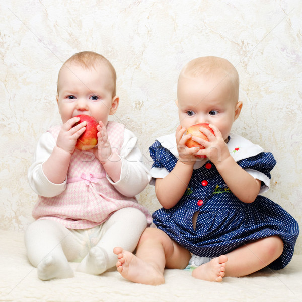 Kettő gyermekek almák kicsi lánycsecsemők eszik Stock fotó © naumoid