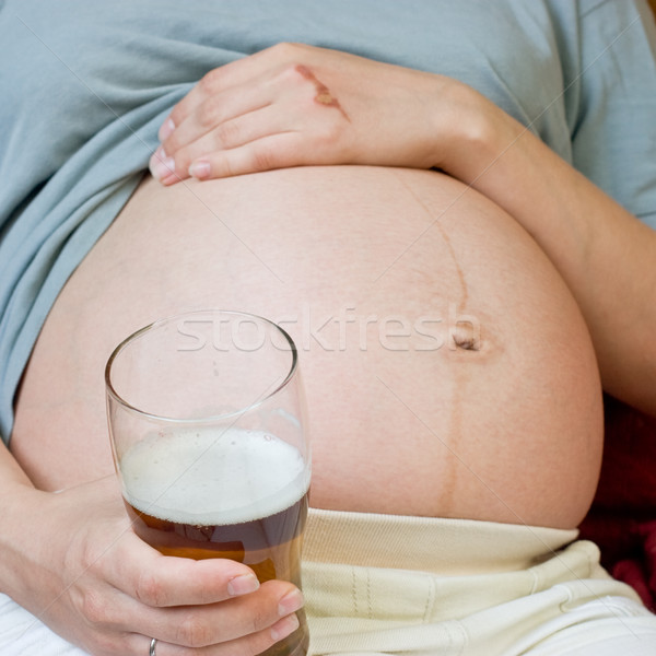 Zararlı bağımlılık genç hamile kadın cam Stok fotoğraf © naumoid