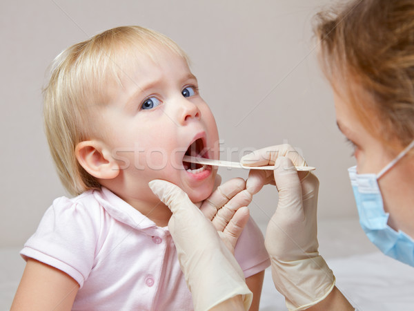 喉嚨 查 兒科醫師 檢查 舌頭 商業照片 © naumoid