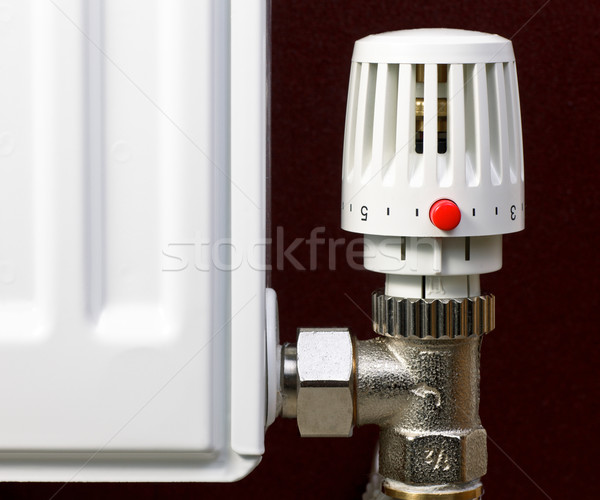 Radiateur thermostat vanne rouge économie bouton Photo stock © naumoid