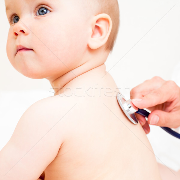 Médico exame exames pequeno menina estetoscópio Foto stock © naumoid