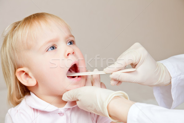 Garganta verificar pediatra meninas língua Foto stock © naumoid