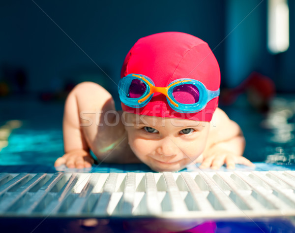 Copil piscină fericit fetita uita afara Imagine de stoc © naumoid