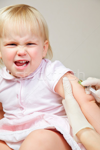 Little girl injeção médico criança braço menina Foto stock © naumoid