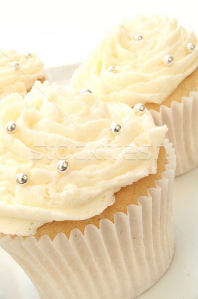 Ceaşcă prăjituri vară alb dulce Imagine de stoc © neillangan
